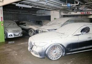 「くすの木パーキング」の地下2階で水没し、乾いて白くなった泥に覆われた車=9月19日、三重県四日市市