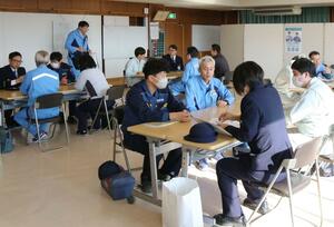 戸別訪問を前に打ち合わせる各機関の担当者=三条市西裏館3