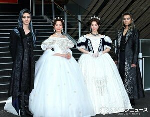 ミュージカル『エリザベート』初日前囲み取材に応じた(左から)古川雄大、望海風斗、明日海りお、井上芳雄 (C)ORICON NewS inc.