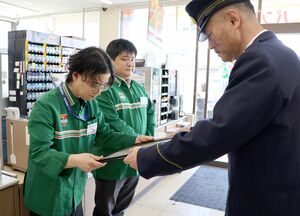特殊詐欺被害を防ぎ、感謝状を贈られた阿部康人さん（左）ら＝新潟市東区上木戸４