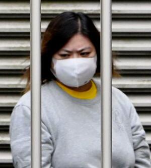 送検のため岐阜北署を出る神原美希容疑者=3日午前9時40分
