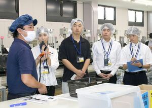 印刷会社の工場を見学する学生ら=8月9日、新発田市住田