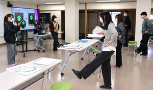健康教室のリハーサルに励む新潟大のボランティアサークル「ささだんご」のメンバー＝２月、新潟市中央区