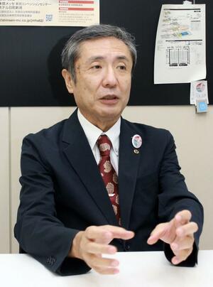 自治体病院の展望などを語る吉嶺文俊氏=県庁
