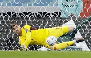 ２０２２年Ｗ杯で、カナダのデービスのＰＫを止めるベルギーのＧＫクルトワ＝２０２２年１１月、アルラヤン（共同）