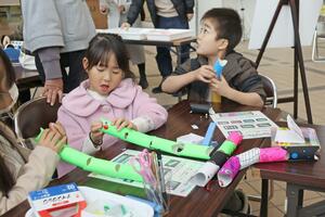 干支の「巳」にちなんだ工作を楽しむ子どもたち=1月3日、上越市下門前