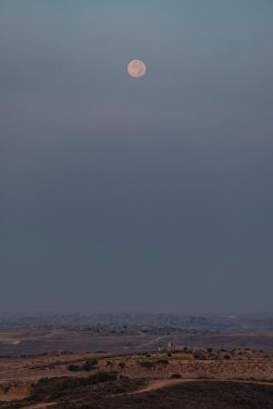 　パレスチナ自治区ガザ北部の上空で観測された「スーパームーン」＝６日、イスラエル南部スデロトから撮影（共同）