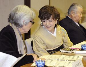 横綱審議委員会に臨む内館牧子委員（中央）。左は山田洋次委員＝２０１０年１月、東京・両国国技館