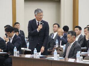 会合で意見を述べる桜井雅浩柏崎市長=12日、東京都千代田区