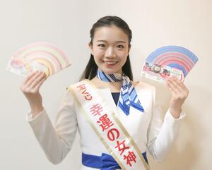 バレンタインジャンボ宝くじをPRする宝くじ幸運の女神の出井伶奈さん=2月25日、新潟日報メディアシップ