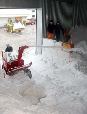 ワインの原酒の熟成に活用する雪の搬入作業=2月1日、上越市北方の岩の原葡萄園