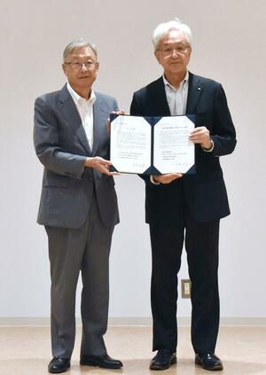 長岡市政への要望書を磯田達伸市長(右)に渡す長岡商工会議所の大原興人会頭=長岡市大手通2