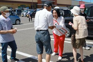 参院選で支持を訴える社民党の候補者。政党要件達成に向け、危機感を強調する場面もあった=14日、五泉市
