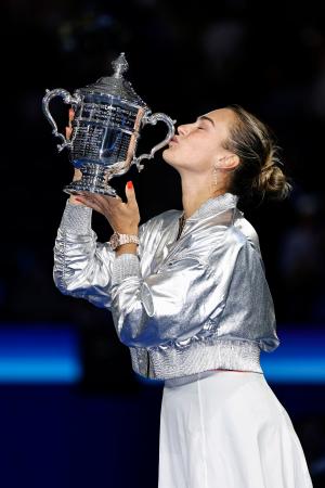 女子シングルスで優勝し、トロフィーにキスするアリーナ・サバレンカ=ニューヨーク(共同)
