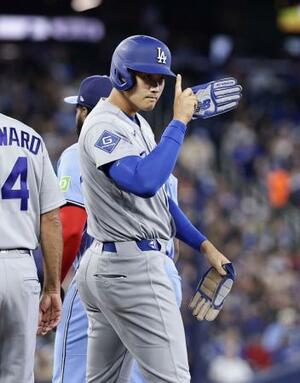 ブルージェイズ戦の1回、四球を選んだドジャース・大谷。昨季から43試合連続出塁とし、2009年にマリナーズのイチローが樹立した日本勢最長記録に並んだ=トロント(共同)