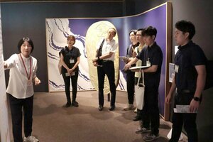 ガイドの解説を聞きながら、佐渡金銀山の歴史を学ぶ職員ら=佐渡市相川地区