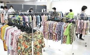 お買い得な商品が並んだ見附ニット春まつり＝１１日、見附市学校町１