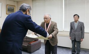 緑十字金章を受けた外山興さん(中央)と緑十字銀章の幡本隆美さん(右)=新潟市西蒲区赤鏥