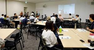 福島県大熊町立熊町小の震災遺構化について意見交換する卒業生ら=6日午後、大熊町