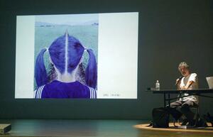 作品について解説する会田誠さん=新潟市中央区