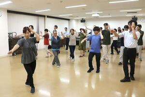 初心者らも楽しく佐渡おけさと両津甚句の手ほどきを受けた講習会=23日、佐渡市両津湊