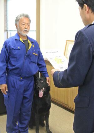 嘱託警察犬として３年目の任務についたアモ号と土田正一さん＝五泉市東本町２
