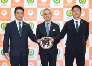 フットサル部創部の記者会見に臨んだ(左から)杉木陽介総監督、中井裕学長、鈴木修平代表=胎内市平根台