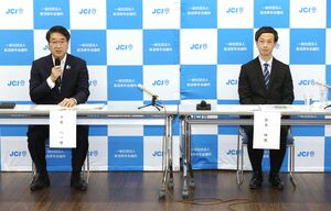 公開討論会で政策について考えを述べる中原八一氏(左)と鈴木映氏=新潟市中央区