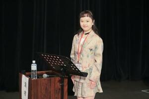 　２０２５年１１月に神奈川県横須賀市で開かれたダウン症の啓発イベントに登壇した酒井萌さん（公益財団法人日本ダウン症協会提供）