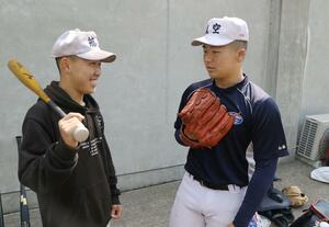練習を終え、互いに活躍を誓う川俣謙心さん(右)と髙橋亘史さん=22日、兵庫県西宮市