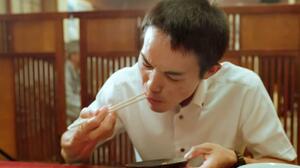 新潟ふるさとCM大賞のグランプリを受賞した「食べ過ぎ禁モツ」の一場面