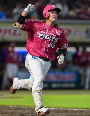 7回、逆転2ランを放ちガッツポーズする楽天・堀内=楽天モバイルパーク
