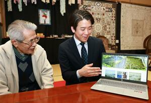 村上城跡の公式サイトを制作した村上城跡保存育英会の小島卓理事(右)と藤田俊彦理事長=村上市三之町