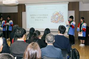 加茂市を訪れてもらうための企画案を紹介する加茂中の生徒ら＝東京・上野
