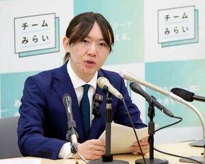 記者会見で、自身の資産報告書の訂正について説明するチームみらいの安野党首=8日午前、国会
