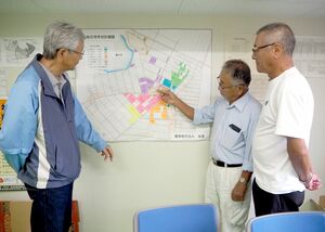 管理するほ場を記した地図を確認する井部勘治代表理事(右から2人目)ら。農業活性化に向けた議論を注視する=上越市大潟区