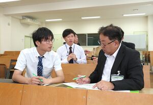 講師と研修計画を話し合う若手教員たち=5月27日、上越市下門前の市教育プラザ