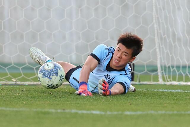 ＰＫ戦、相手の１人目をセーブするＧＫ仲七璃＝ＮＡＣＫ５スタジアム大宮