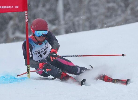 男子大回転で３位入賞した森尊（高田）の１回目＝２月９日、北海道釧路市の国設阿寒湖畔スキー場