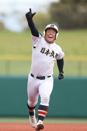 敦賀気比－日本文理　８回日本文理２死一、二塁、秦碧羽が左翼越えに３ランを放ち６－２＝富山市民球場