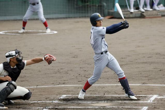 ２回表上越総合技術先頭の長谷川和が右越二塁打を放つ＝４月２８日、柏崎市佐藤池野球場