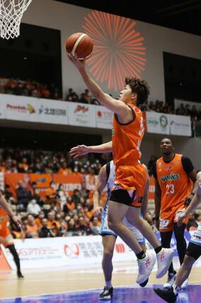 新潟－東京Ｕ　第２クオーター、長尾光輝のレイアップシュートで３３－２４＝９日、アオーレ長岡