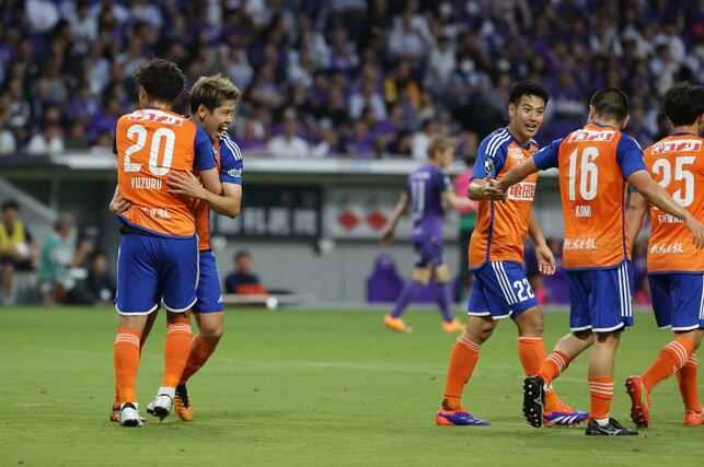 前半１２分、先制ゴールを決めた新潟のＦＷ谷口海斗（左から２人目）＝６月２６日、Ｅピース