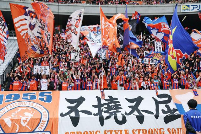 敵地で迎えた今季最終節に詰めかけた新潟サポーター=東京・味の素スタジアム