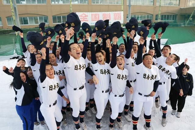 ６回目のセンバツ出場を決め、喜びを爆発させる日本文理ナイン＝３０日、新潟市西区