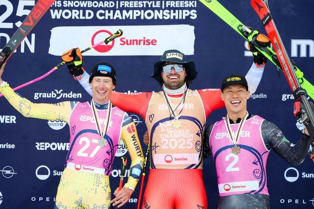 男子スキークロスで銅メダルを獲得した須貝龍（右）＝サンモリッツ（ゲッティ＝共同）