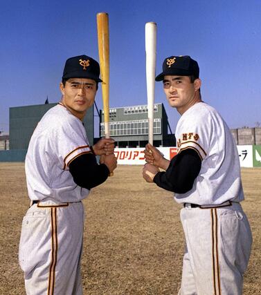 バットを構える巨人の長嶋茂雄選手（右）と王貞治選手＝１９７０年２月、宮崎県営球場