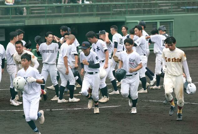 加正栃分商－北越　北越に敗れ悔しそうにベンチに戻る農正栃分商の合同チームメンバー＝長岡市悠久山球場