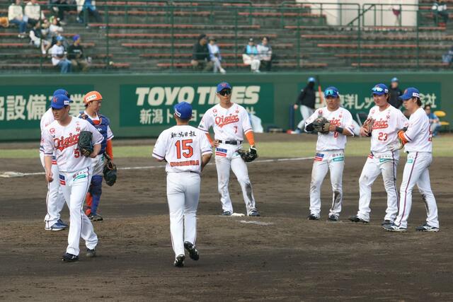 ８回表途中、２番手で登板した石川直也（５１・左）から西村陸（１５）に投手交代＝長岡市悠久山