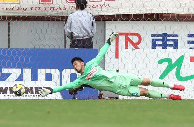 名古屋－新潟　後半、ミスから失点し、０－３。ＧＫ吉満大介が必死に手を伸ばすが届かず＝３１日、豊田スタジアム
